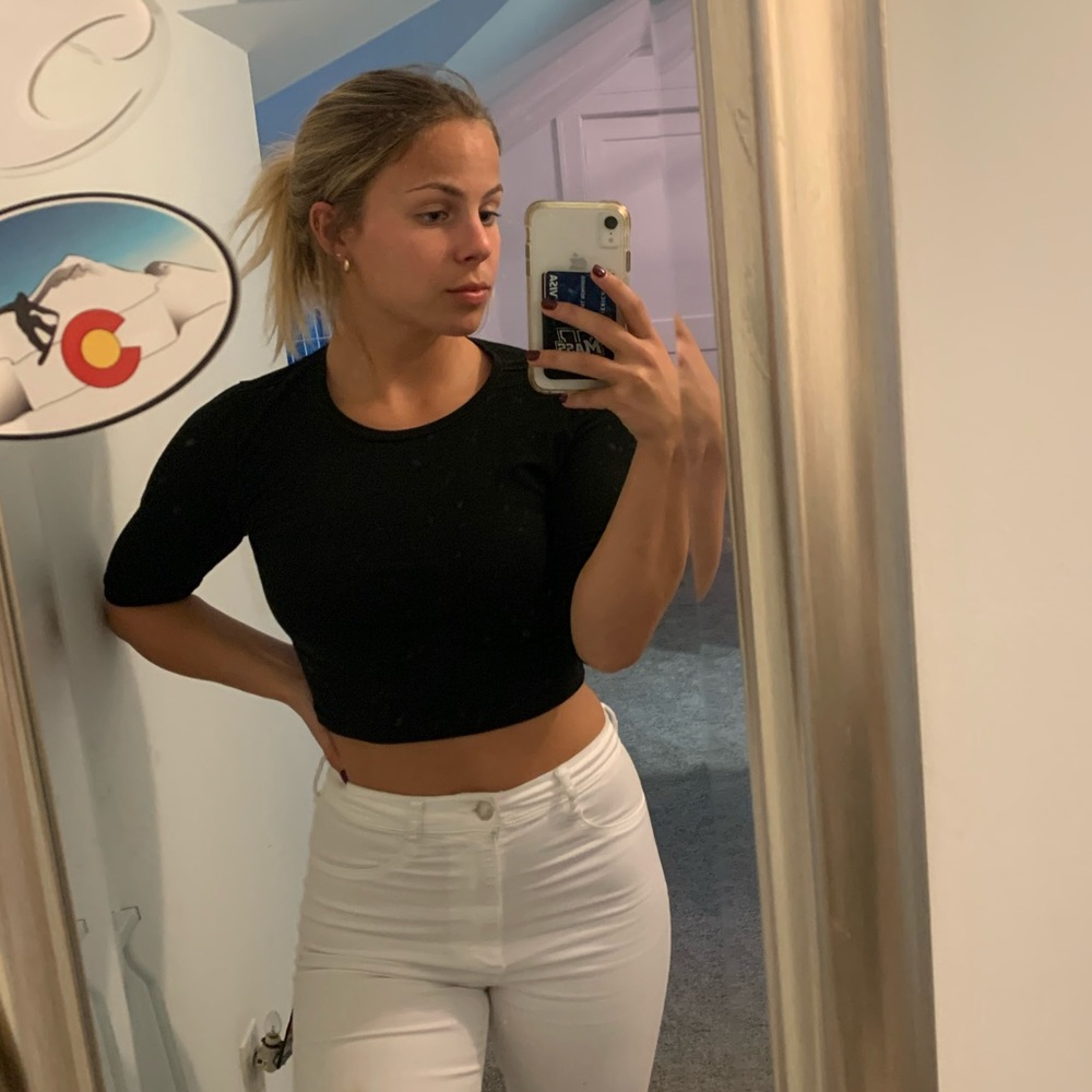 Fitted half sleeve black crop top